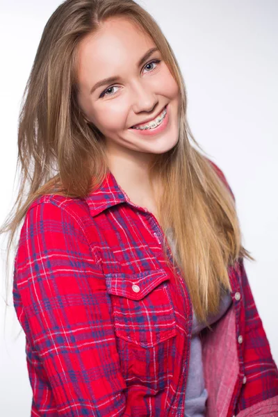 Portret teen dziewczyna pokazuje ortodontyczne. — Zdjęcie stockowe
