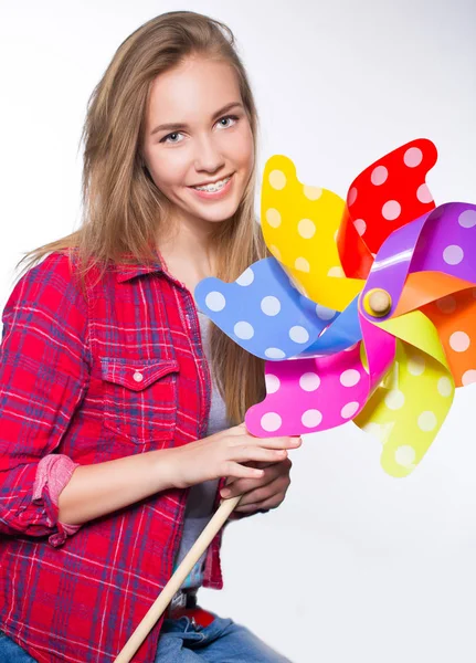 Retrato de menina adolescente mostrando aparelho dentário . — Fotografia de Stock