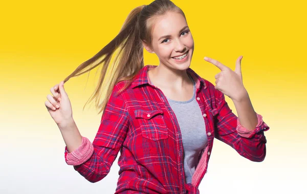 Porträtt av teen flicka visar dental hängslen. — Stockfoto