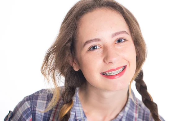 Menina Jovem Uma Camisa Xadrez Mostrando Seus Aparelhos Dentários — Fotografia de Stock