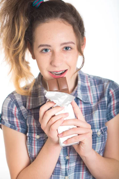 Chica Joven Con Una Camisa Cuadros Mostrando Sus Frenos Dentales — Foto de Stock