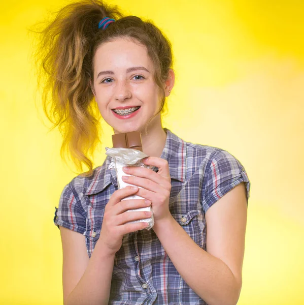 Jong Meisje Een Geruit Shirt Tonen Haar Gebit Beugel — Stockfoto