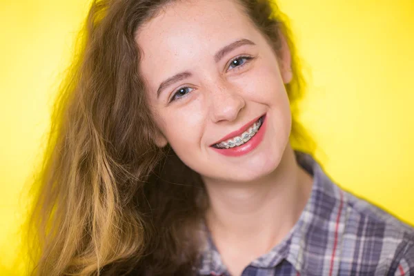 Mladá Dívka Kostkované Košili Ukazující Její Zubní Rovnátka — Stock fotografie