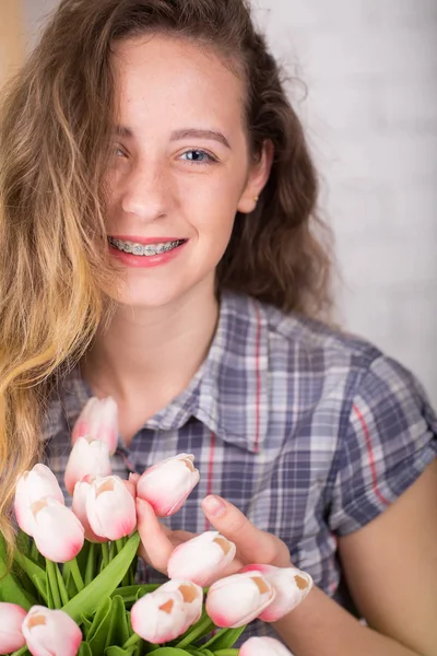 Menina Jovem Uma Camisa Xadrez Mostrando Seus Aparelhos Dentários — Fotografia de Stock