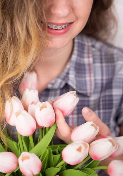 Menina Jovem Uma Camisa Xadrez Mostrando Seus Aparelhos Dentários — Fotografia de Stock