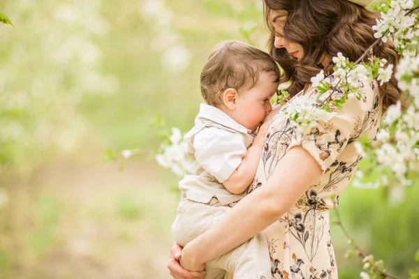 Krásná Mladá Brunetka Barevných Šatech Svým Dítětem Matka Kojí Své — Stock fotografie