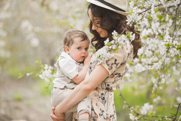 Vacker Ung Brunett Färgglad Klänning Med Sitt Barn Mamma Ammar — Stockfoto