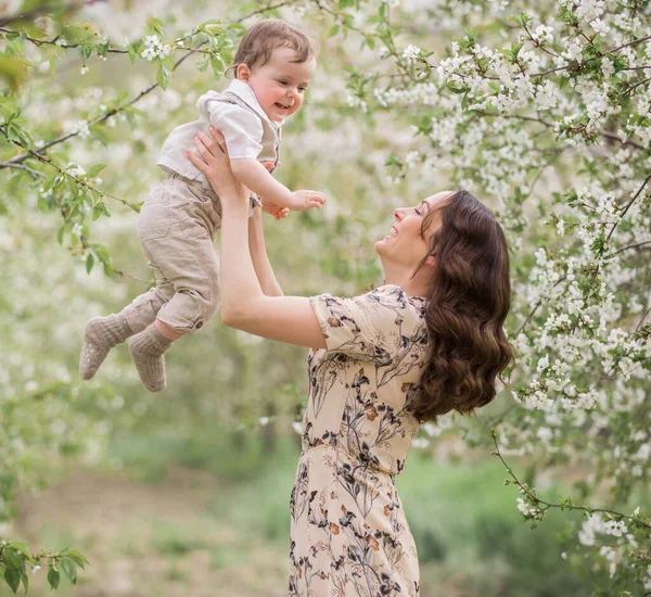 Vackra Unga Mamma Leker Med Sin Son Vårträdgården Semester Byn — Stockfoto