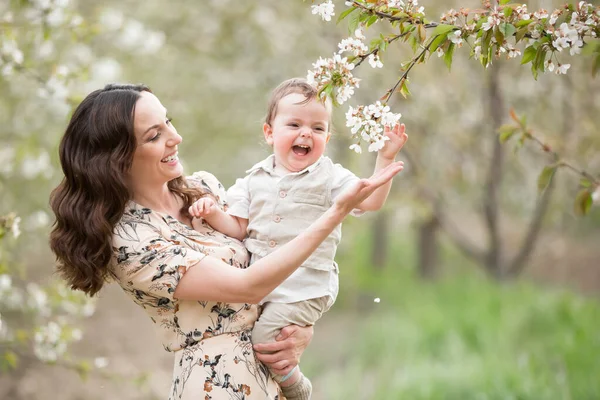 Krásná Mladá Máma Hraje Svým Synem Jarní Zahradě Dovolená Vesnici — Stock fotografie