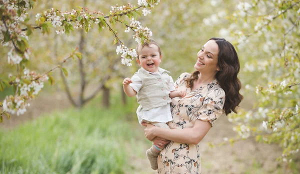 Vackra Unga Mamma Leker Med Sin Son Vårträdgården Semester Byn — Stockfoto