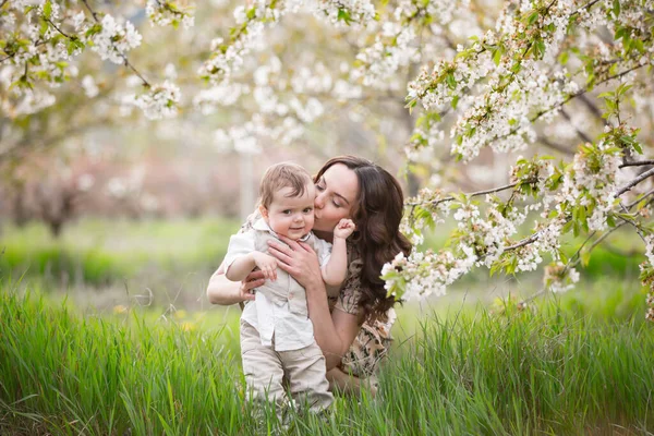 Die Schöne Junge Mutter Spielt Mit Ihrem Sohn Frühlingsgarten Urlaub — Stockfoto