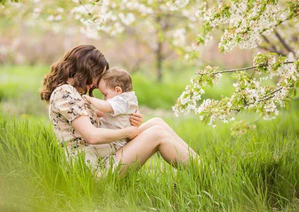 Beautiful Young Mom Plays Her Son Spring Garden Holidays Village — Stock Photo, Image