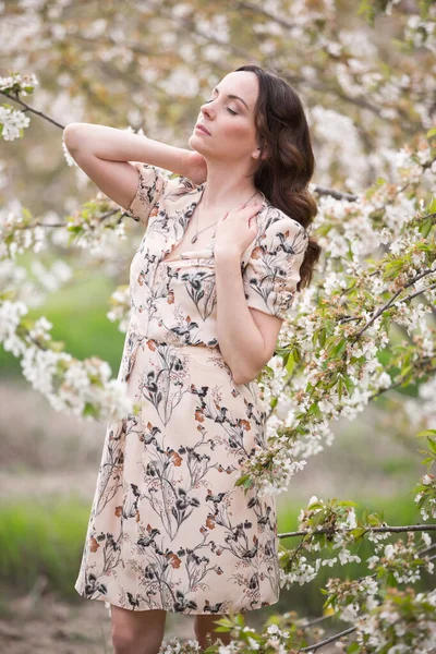 Elegant Slender Woman Enjoys Relaxing Blooming Cherry Orchard Holidays Village — Stock Photo, Image