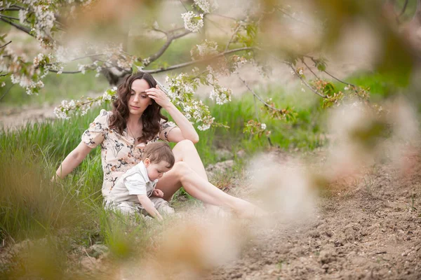 Piękna Młoda Mama Bawi Się Synem Wiosennym Ogrodzie Wakacje Wiosce — Zdjęcie stockowe