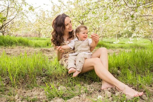 Vackra Unga Mamma Leker Med Sin Son Vårträdgården Semester Byn — Stockfoto