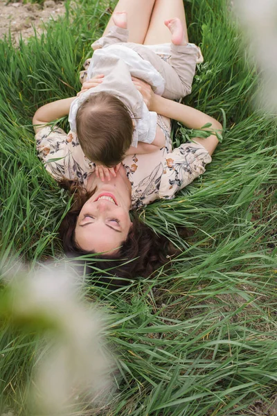 Beautiful Young Mom Plays Her Son Spring Garden Holidays Village — Stock Photo, Image