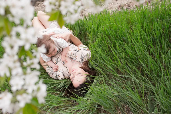 Piękna Młoda Mama Bawi Się Synem Wiosennym Ogrodzie Wakacje Wiosce — Zdjęcie stockowe