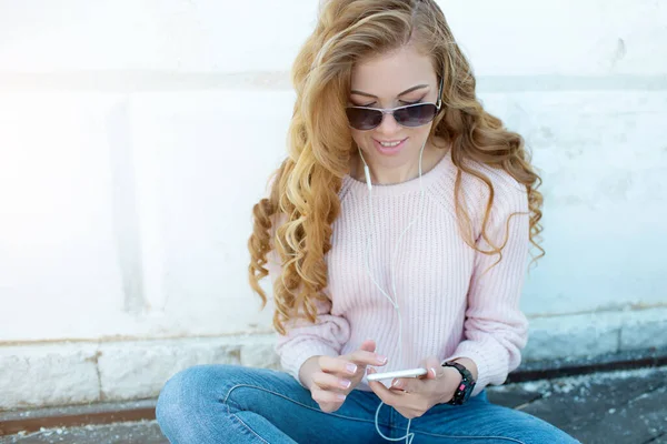 Une Jeune Blonde Lunettes Aime Musique Sur Son Smartphone Fille — Photo