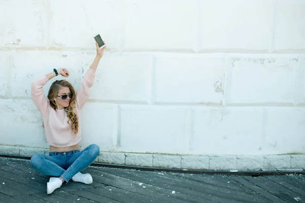 Mladá Blondýna Brýlích Vychutnává Hudbu Svém Chytrém Telefonu Dívka Pózuje — Stock fotografie