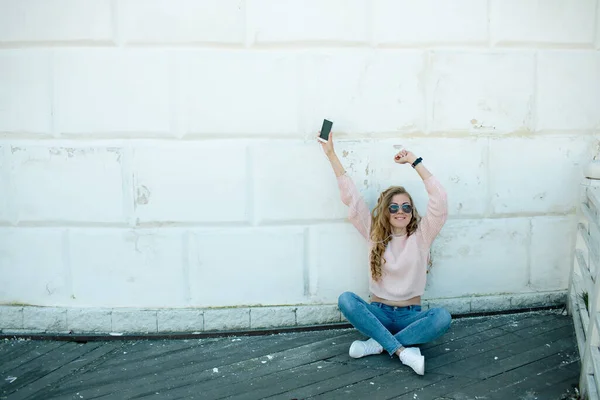 Mladá Blondýna Brýlích Vychutnává Hudbu Svém Chytrém Telefonu Dívka Pózuje — Stock fotografie