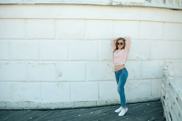 Młoda Blondynka Okularach Lubi Muzykę Swoim Smartfonie Dziewczyna Pozowanie Przed — Zdjęcie stockowe