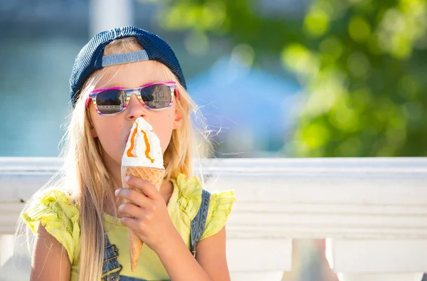 Niña Disfrutar Helado Vaso Vaiel Adolescente Está Vestida Moda Niño — Foto de Stock