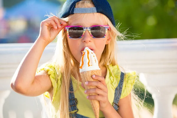 Niña Disfrutar Helado Vaso Vaiel Adolescente Está Vestida Moda Niño — Foto de Stock