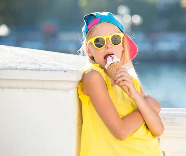 소녀는 바이엘 속에서 아이스크림 즐긴다 대들은 옷차림을 아이들 풍경을 배경으로 — 스톡 사진
