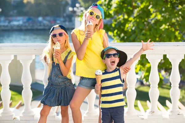 Dos Hermanas Hermano Disfrutan Del Helado Vaso Vaiel Los Adolescentes — Foto de Stock