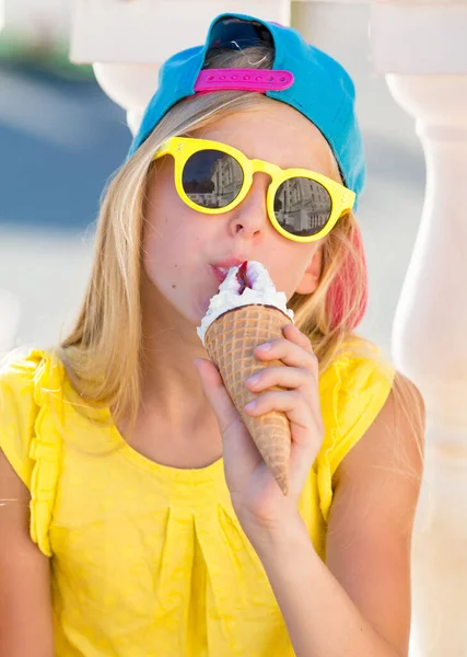 小女孩喜欢在玻璃杯里放冰淇淋 青少年穿得很时髦 在街头风景的背景下摆姿势的孩子 — 图库照片
