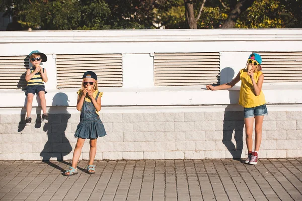 Due Sorelle Loro Fratello Godono Gelato Bicchiere Vaiel Gli Adolescenti — Foto Stock