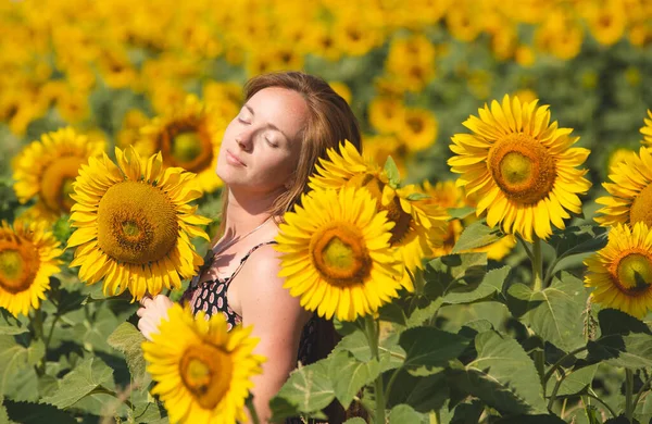 Una Mujer Toma Sol Campo Flores Amarillas Girasol Para Belleza —  Fotos de Stock