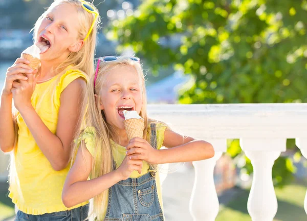 Две Сестры Наслаждаются Мороженым Стакане Ваэля Подростки Одеты Модно Дети — стоковое фото