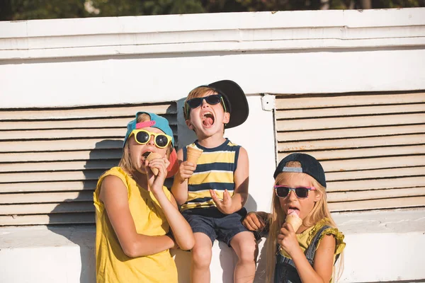 Due Sorelle Loro Fratello Godono Gelato Bicchiere Vaiel Gli Adolescenti — Foto Stock