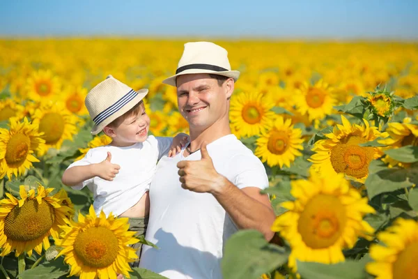 Ett Barn Och Hans Pappa Leker Ett Stort Fält Solrosor — Stockfoto