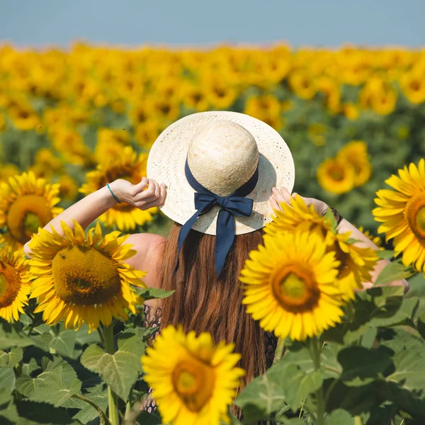 Een Vrouw Zonnebaadt Een Veld Van Gele Bloemen Zonnebloem Voor — Stockfoto