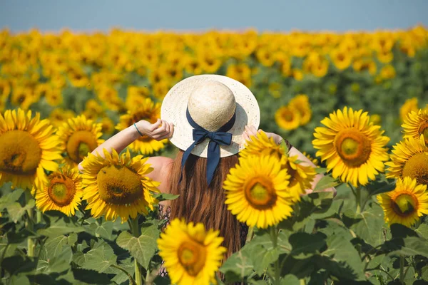 Een Vrouw Zonnebaadt Een Veld Van Gele Bloemen Zonnebloem Voor — Stockfoto