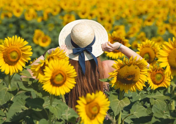 Žena Opaluje Poli Žlutých Květin Slunečnice Pro Krásu Zdraví Pokožky — Stock fotografie