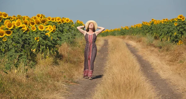Kobieta Chodzi Polu Żółtych Kwiatów Słonecznik Dla Piękna Zdrowia Skóry — Zdjęcie stockowe