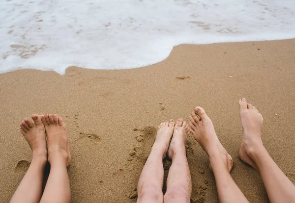 Маленькие Ножки Смотрят Сверху Фото Пляже Группа Детей Сидящих Песке — стоковое фото