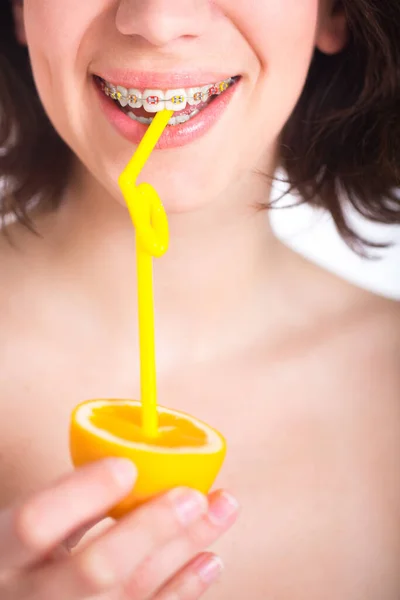 レモンフルーツと若い女性の肖像画 歯列矯正具 — ストック写真