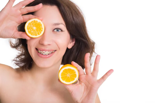 Portrait Jeune Femme Aux Fruits Citron Porter Des Orthèses Dentaires — Photo