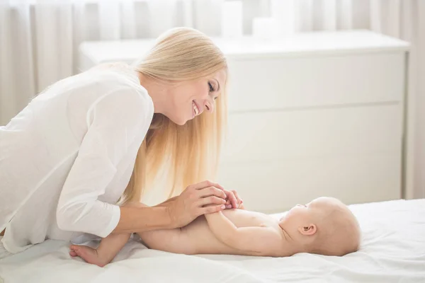 Moeder Het Maken Van Massage Naar Haar Baby Jongen — Stockfoto