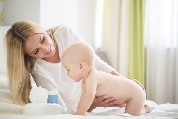 Moeder Het Maken Van Massage Naar Haar Baby Jongen — Stockfoto