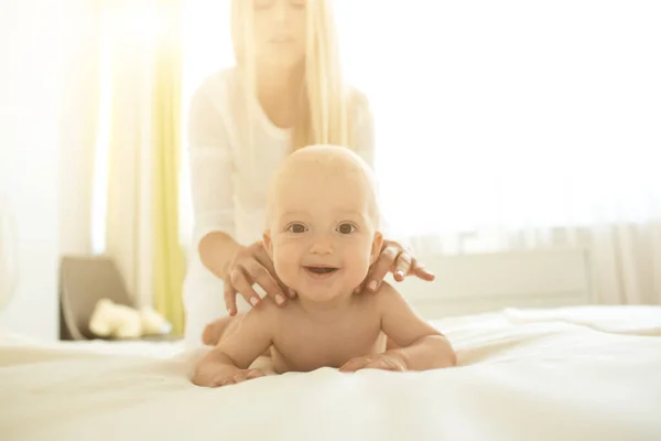 Moeder Het Maken Van Massage Naar Haar Baby Jongen — Stockfoto