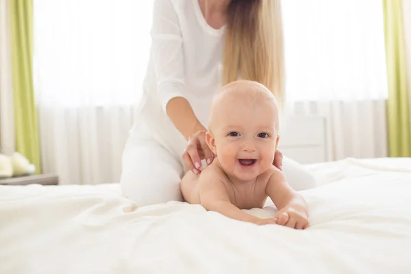 Mãe Fazendo Massagem Para Seu Menino — Fotografia de Stock