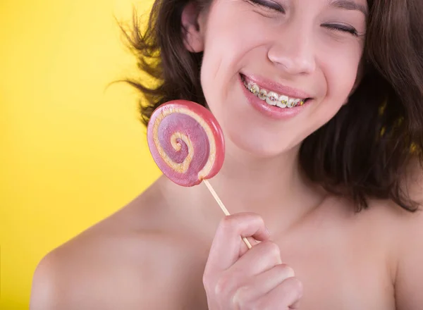 Portrait Jeune Femme Avec Bonbons Porter Des Orthèses Dentaires Images De Stock Libres De Droits