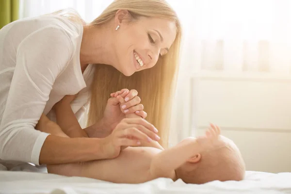 Mutter Herstellung Massage Bis Sie Baby Junge Stockbild