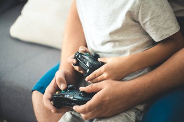 adam video oyunu konsolu oynuyor