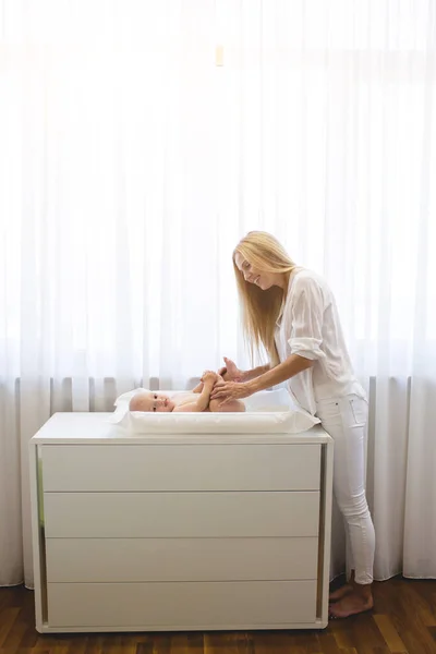 Madre Facendo Massaggio Suo Bambino Ragazzo — Foto Stock